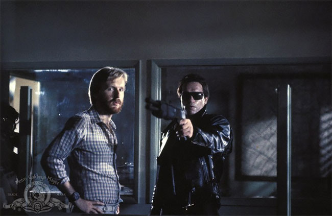 Direto do túnel do tempo: fotos incríveis dos bastidores de Arnold Schwarzenegger como o Exterminador do Futuro (1984)