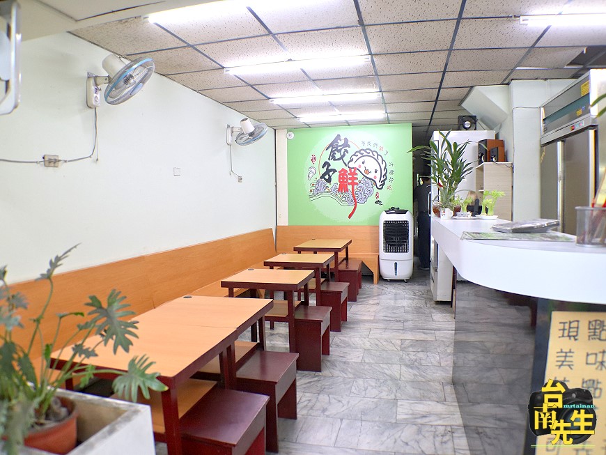 台南煎餃／1人小店現點現煎／霸王級尺寸挑戰台南最大顆／手工現包自製麵皮與內餡／親自上市場採買食材／獨家特調香辣醬／價格親民100元吃飽吃滿還有找