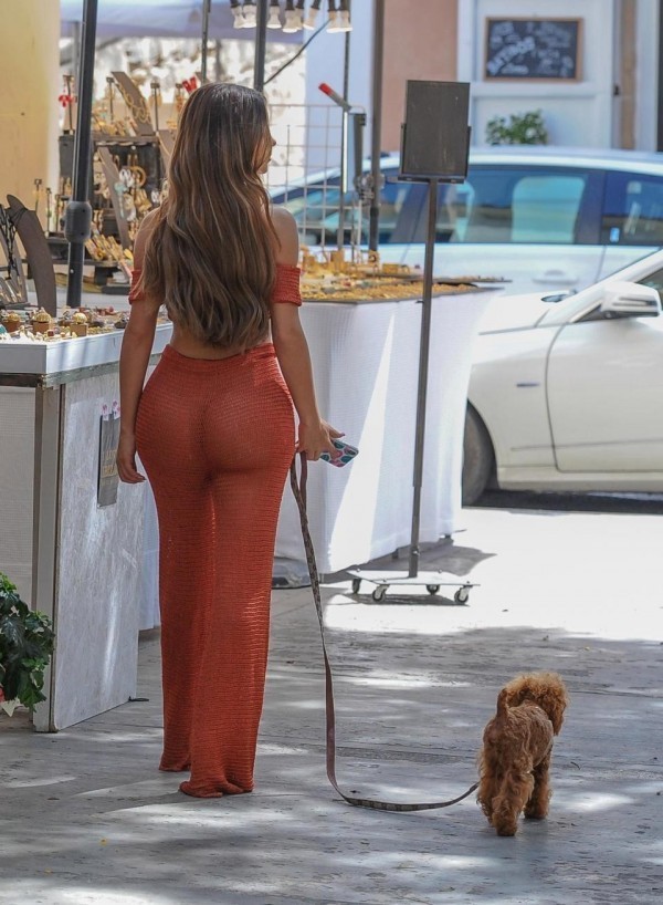 강아지와 산책하는 누님