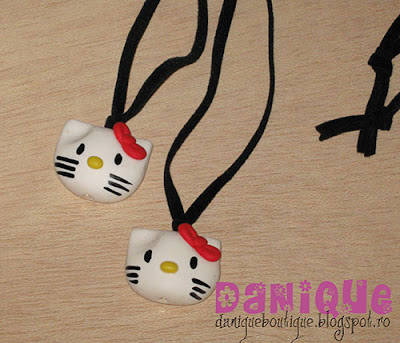 pandantiv HelloKitty cu snur din catifea - 20,00lei/buc.