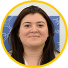 Dra. Carla Freire Celedonio Fernandes. Graduada em Farmácia pela Universidade Federal do Ceará (1999) e Doutora em Ciências Naturais pela faculdade de Farmácia da Phillipps Universität Marburg, Alemanha (2007 - Convênio DAAD/CNPq/CAPES). Sua Tese, desenvolvida na área de proteínas carreadoras de medicamentos e xenobióticos, em parceria com o Instituto de Farmacologia e Toxicologia da Justus-Liebig Universität, Giessen, foi orientada pelo Prof. Dr. Ernst Petzinger, sob co-orientação dos Dr. Joachim Geyer e Joseph Krieglstein; Entre 2008 e 2012, exerceu atividades de docência do Ensino Superior nas áreas de Farmacologia e Toxicologia; Foi pesquisadora colaboradora do Instituto de Pesquisa em Patologias Tropicais (Ipepatro), quando integrou o grupo do Dr Rodrigo G Stabeli e Luiz Hildebrando Pereira da Silva e iniciou estudos voltados ao desenvolvimento de imunobiológicos para patologias tropicais (2009-2012); Ainda em 2009, foi contratada, para a realização de atividades de pesquisa, pelo Centro de Pesquisas em Medicina Tropical (Cepem). Entre os anos de 2010 e 2012, coordenou a Comissão de Ética em Pesquisa envolvendo Seres Humanos da Instituição; Entre 2011 e 2017, foi responsável pela coordenação das ações de Ensino, Informação e Comunicação da Fiocruz Rondônia. Como Pesquisadora em Saúde Pública da Fiocruz, coordena atividades de ensino e pesquisa desenvolvidas no Laboratório de Engenharia de Anticorpos da Fiocruz Rondônia e tem contribuído para a estruturação e implementação de atividades de pesquisa em biotecnologia na Fiocruz Ceará. Atua em projetos relacionados ao desenvolvimento de biofármacos e estratégias de diagnóstico aplicadas à patologias humanas. Na temática, utiliza, especialmente, nanocorpos de camelídeos como potenciais ferramentas. Ao longo dos últimos anos, tem contribuído para a formação de recursos humanos, tanto em nível de graduação, por meio da participação em Programas de Iniciação Científica (PIBIC - Ipepatro/CNPq, Fiocruz/CNPq e Fapero/CAPES), quanto na Pós-Graduação. Participou do Curso de Doutorado da Rede de Biodiversidade e Biotecnologia da Amazônia Legal (PPGBionorte) e, atualmente, participa como docente permanente dos Programas de Pós-Graduação em Biologia Experimental (PGbioexp) da Universidade Federal de Rondônia, Cursos de Mestrado e Doutorado, Renorbio e em Ciências Farmacêuticas da Universidade Federal do Ceará.