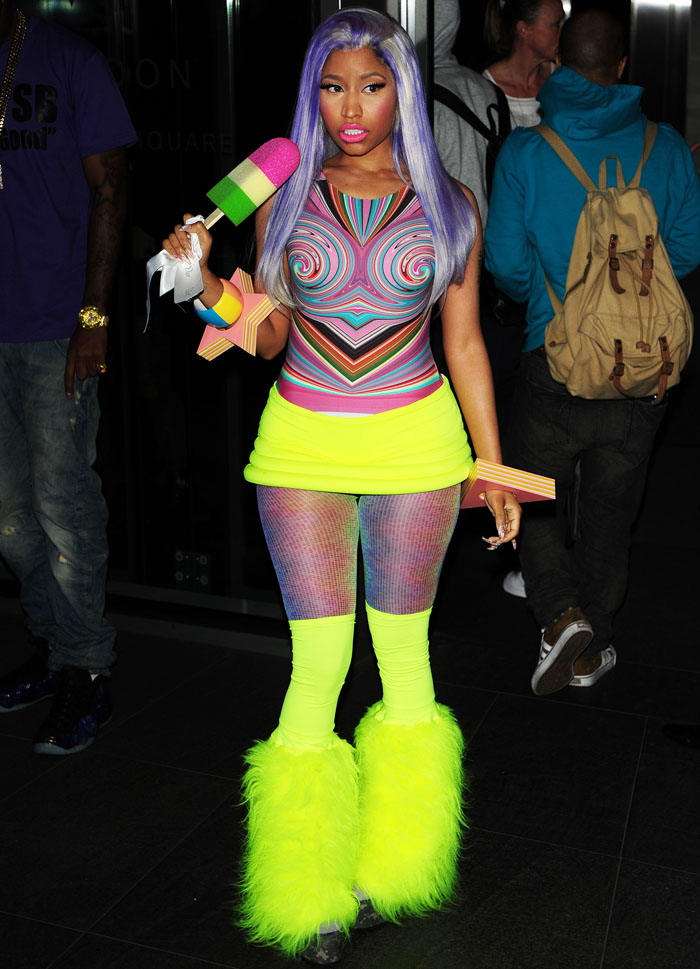 [Image: Nicki-Minaj-Crazy-Outfit-1334941246.jpg]