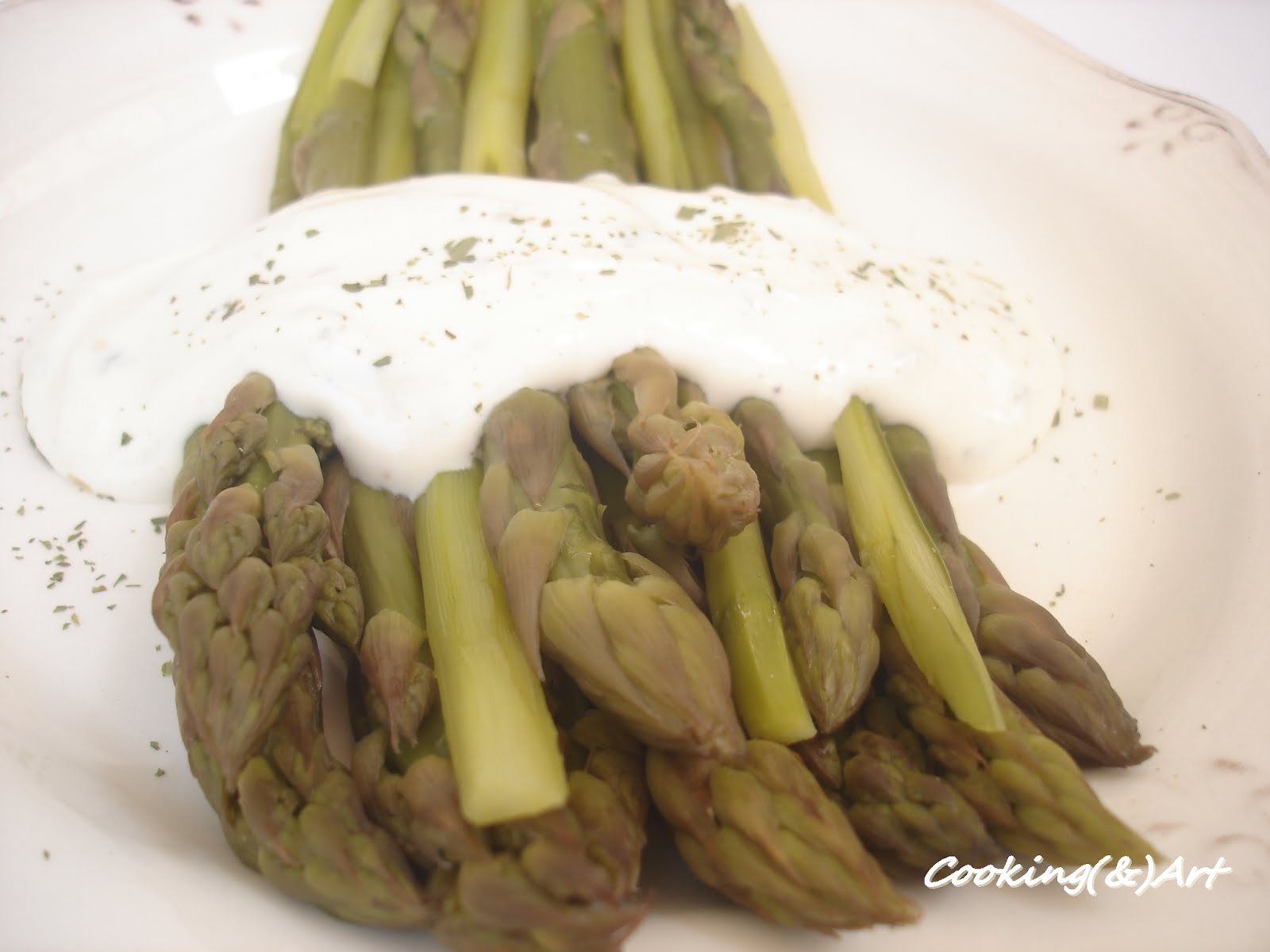 Σπαράγγια με κρεμώδη σάλτσα εστραγκόν / Asparagus with creamy tarragon
