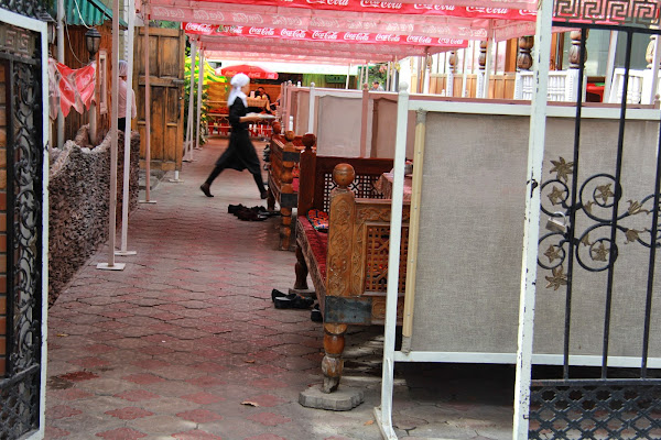 Kirghizistan, Bichkek, chaïkhana Jalalabad, rue Togolok, tapshan, tapchane, © L. Gigout, 2012