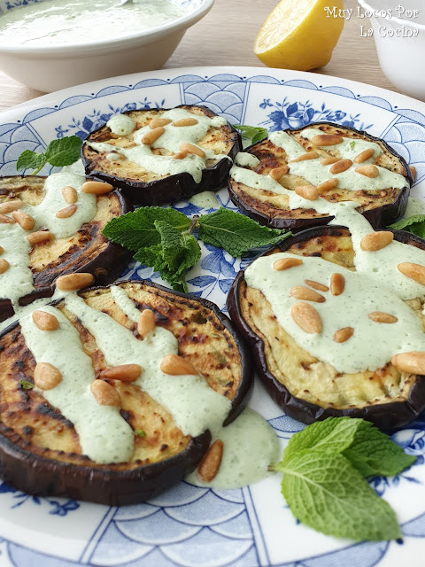 Berenjenas con Salsa de Yogur, Menta y Piñones