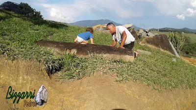 Bizzarri garimpando pedras, escolhendo pedras ornamentais para fazer uma ponte de pedra ou uma mesa de pedra, escultura de pedra no jardim. Adoro garimpar essas pedras pois já vou imaginando ela sendo colocada em cada trabalho de pedra que tenho que executar ou um projeto sobre construção com pedras que vamos executar. 31 de outubro de 2016.