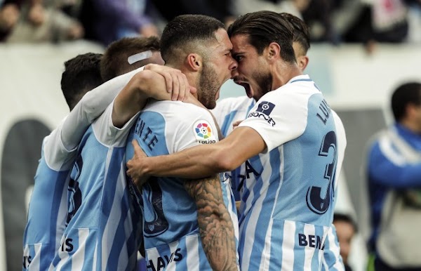 El Málaga gana y convence frente al Racing (2-0)