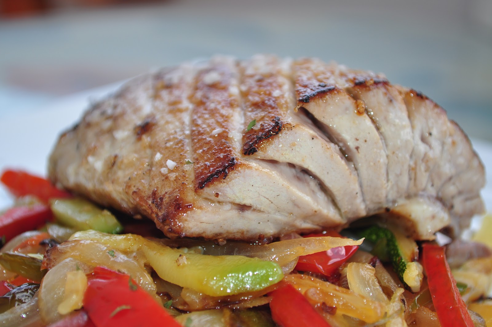 LA ALCUZA: VENTRESCA DE ATÚN CON VERDURAS A LA PLANCHA