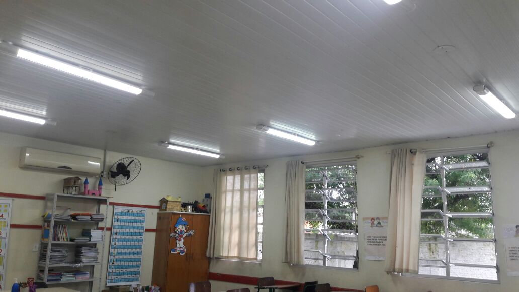 Escola de Educação Básica Lâmpadas Novas nas Salas de Aulas