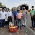 सम्पर्क शाखा खिला रही मजदूरों को भोजन