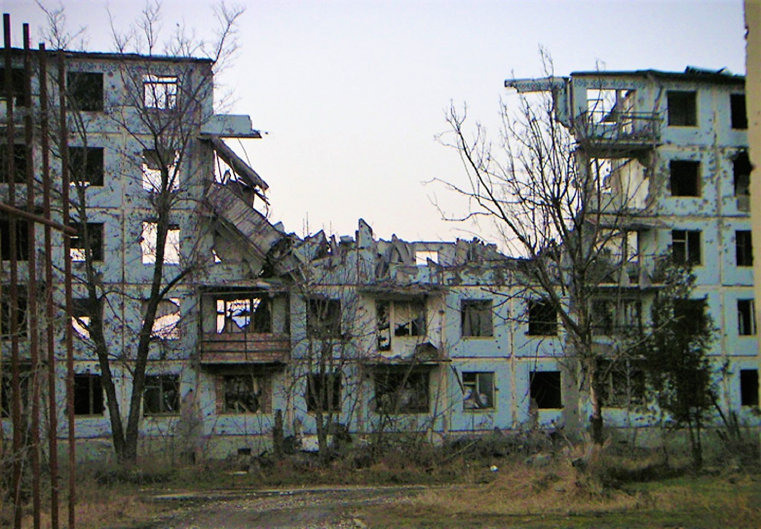Разрушенный грозный. Разрушенный Грозный 1995. Руины Грозного 1995. Разрушенный Грозный 2000. Дворец Дудаева 1995.