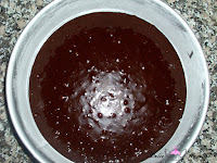 Mezcla del brownie en el molde