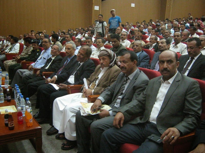 محافظ تعز يكرم 85 معلما ويعد بإحالة المزورين الى النيابة وإعادة النظر في كافة القيادات التربوية