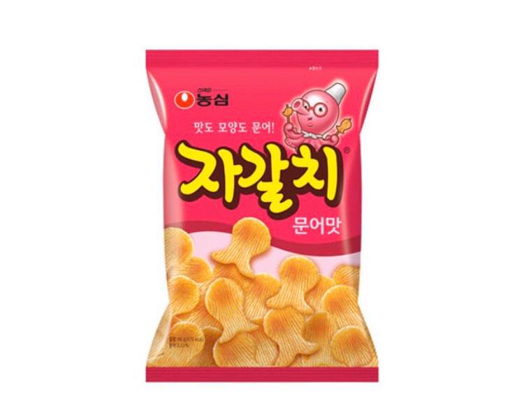 Чипсы том ям купить. Tako Chips Nongshim. Корейские чипсы. Корейские чипсы острые. Японские сладкие чипсы.