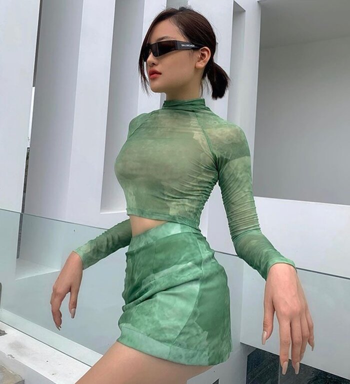 Chi Pu, Phí Phương Anh ghi điểm hoàn hảo với style phối áo và váy đồng điệu Chi Pu, Phí Phương Anh ghi điểm hoàn hảo với style phối áo và váy đồng điệu