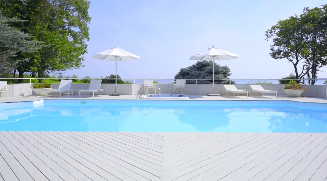 Tour 28 Hedges Banks Dr, East Hampton vs. 25 Interior Design Photos