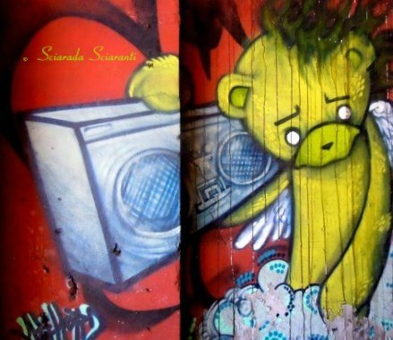 Orso alato con stereo portatile - Murales