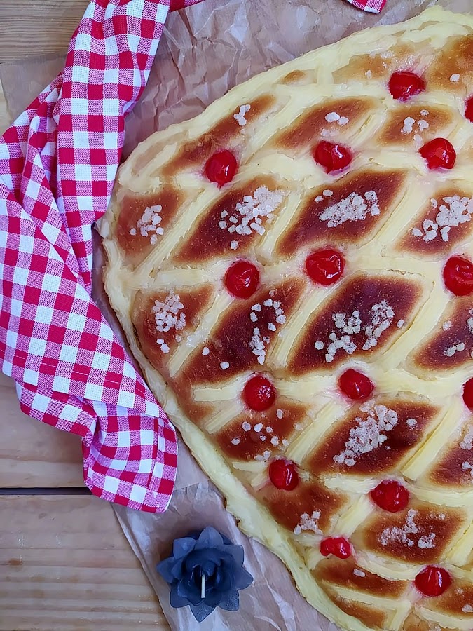 Coca de San Juan. Receta de Xavier Barriga típica de la festividad de San Joan. Verano, hogueras, postre, crema pastelera, tierno, esponjoso, masa, brioche, panificadora, guindas, cerezas. Horno. Cuca