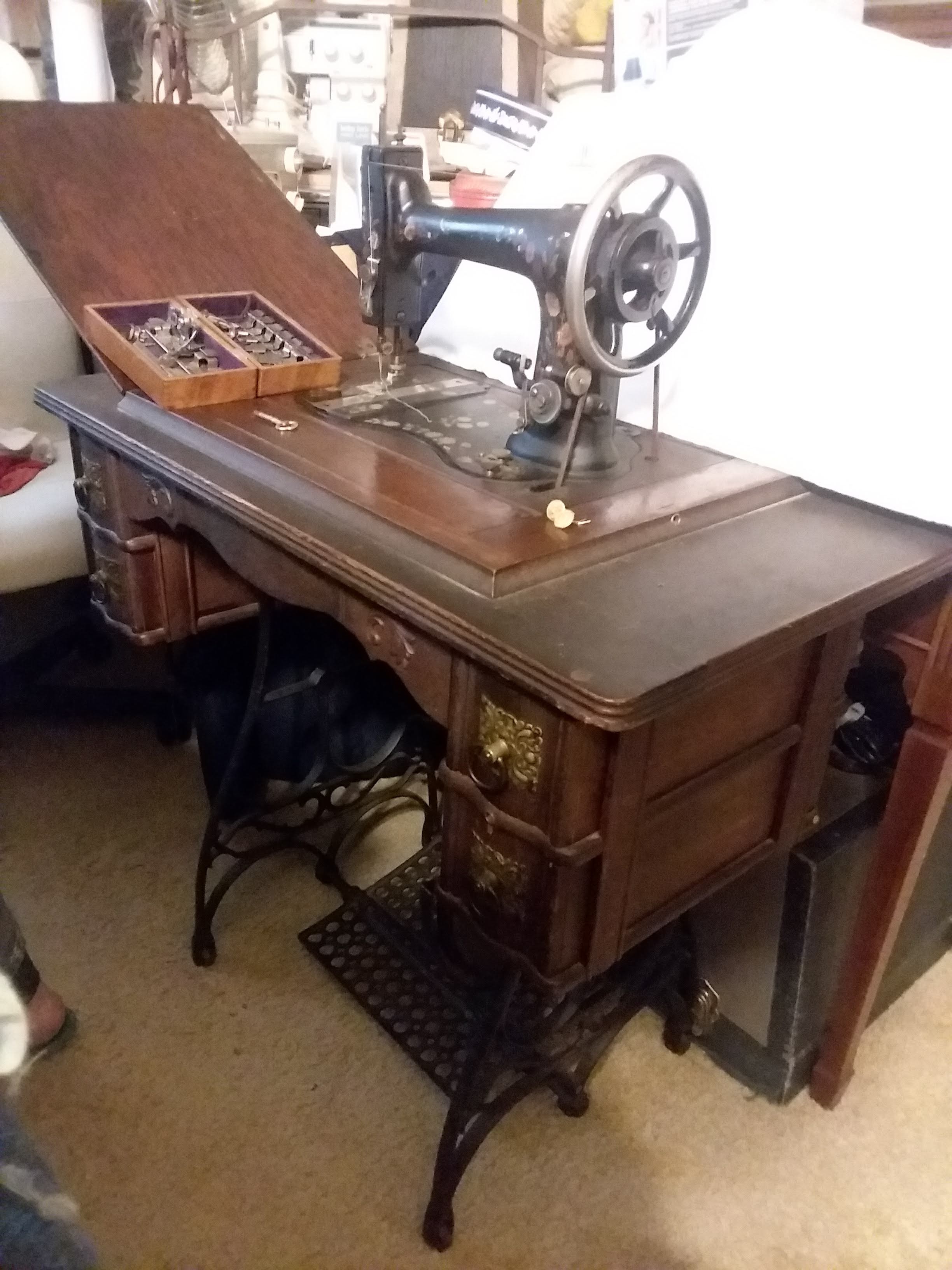 Queen Fiddle Base Vibrating Shuttle Treadle Sewing Machine by White