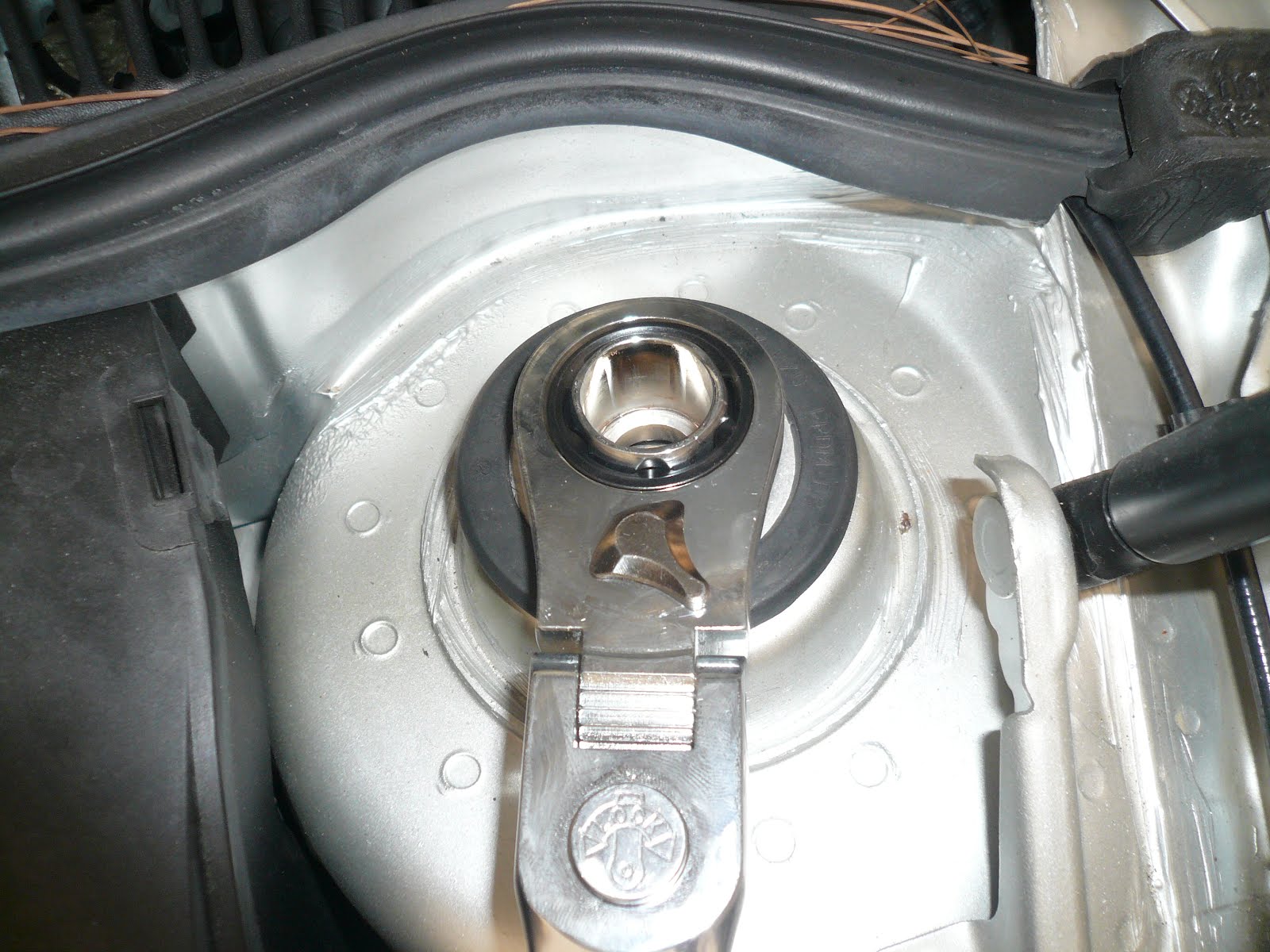 VW Passat Repair How to replace the Strut Mount & Spring Seat on a