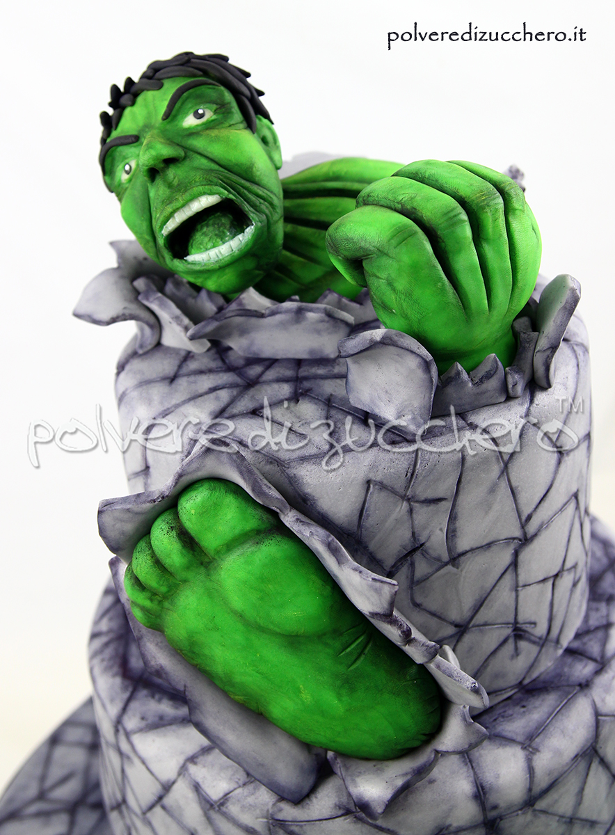 torta decorata hulk incredibile hulk pugno piedi cake design pasta di zucchero polvere di zucchero