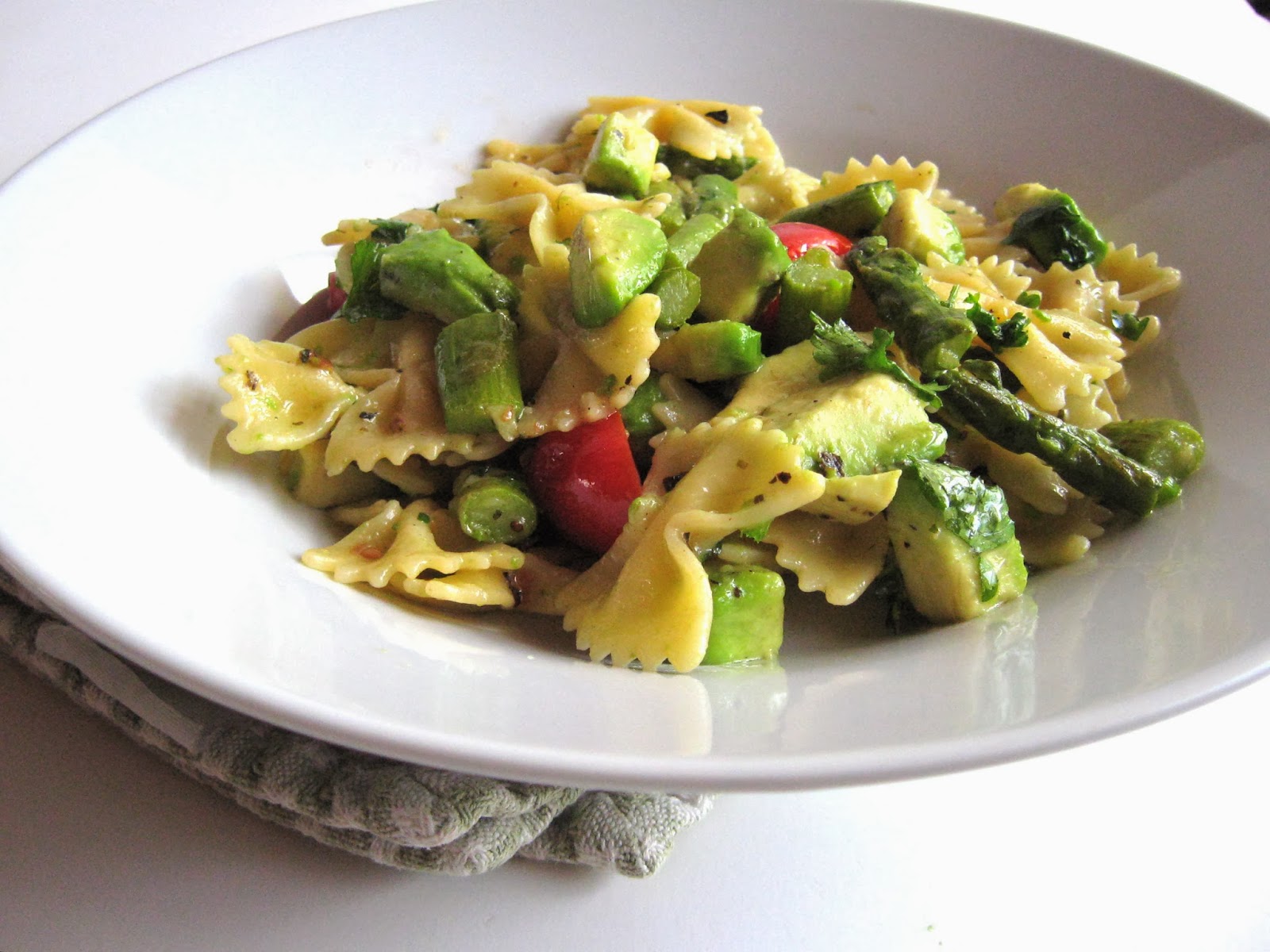 she's in the kitchen asparagus and avocado pasta with garlic and parsley