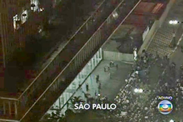 Jornal Nacional / Facebook. Compartilhamento no Facebook. Manifestantes na porta do Palácio Anchieta. Câmara de Vereadores de São Paulo é lembrada por manifestantes em protesto sem registro de violência
