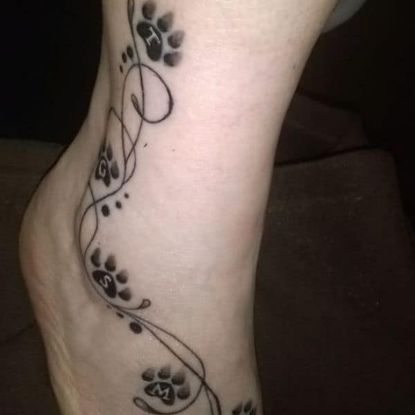 Fotografía del tatuaje de la huella de un perrito