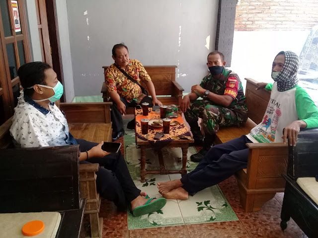 Melalui Komsos Babinsa Brangkal Sosialisasikan Pencegahan Penularan Corona