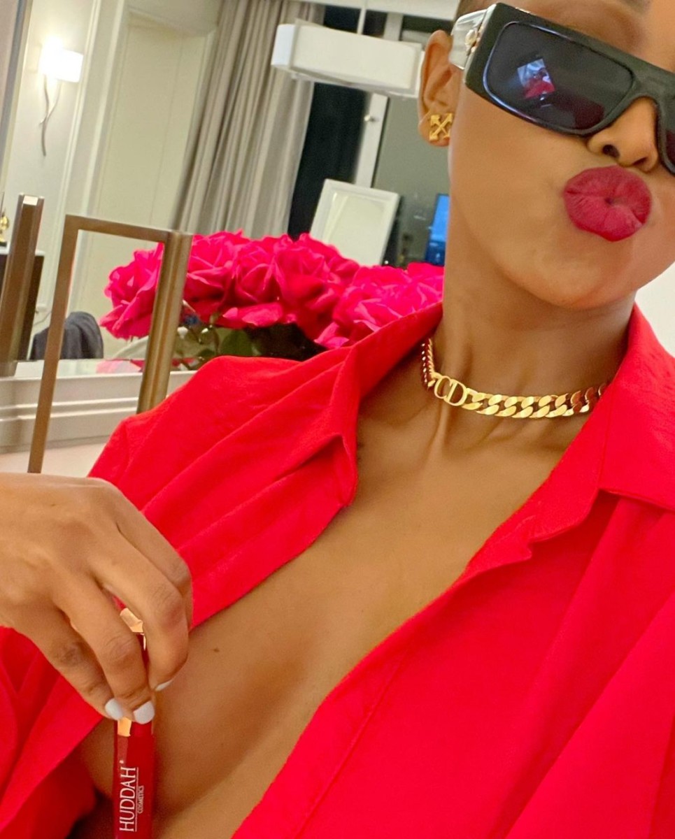 Huddah Monroe shows off her amazing mini shirtdress that's perfect for any red carpet event.