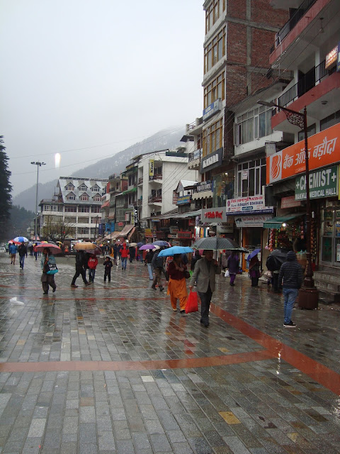 Mall Road Manali - Mall Road is the heart of the city. It is lined up with a lot of eateries, restaurants, hotels, shops, showrooms and offices. You can spend time shopping and enjoying different cuisines. You can buy stuff ranging from small key-chains to exorbitantly priced pashmina shawls. Mall road is always buzzing with activity and crowded during peak season.