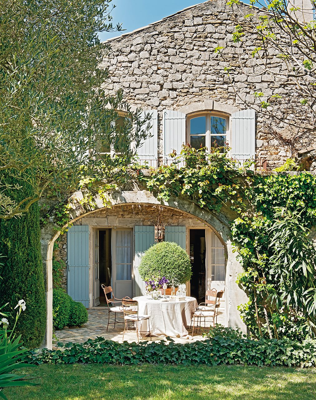 A country house in Provence with an exquisite decoration