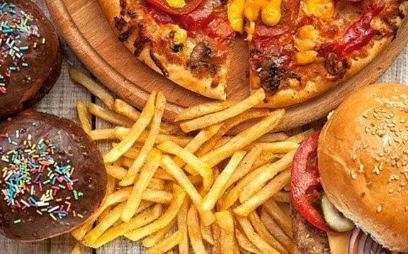 Bahaya Tersembunyi di Balik Kemasan: Edukasi Masyarakat Tentang Kandungan Zat Berbahaya dalam Junk Food