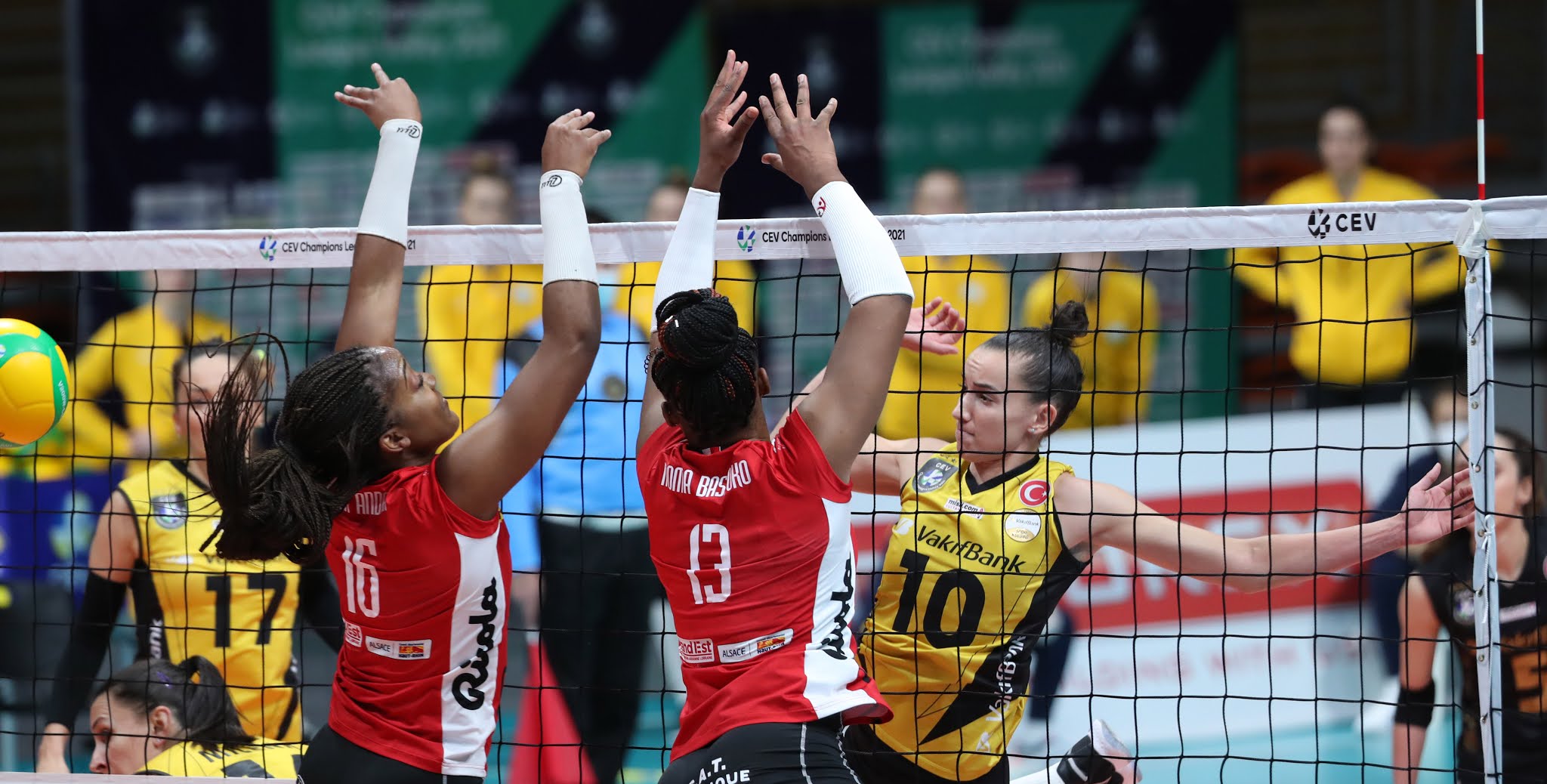Gabi brilha com 15 pontos em mais uma vitória do Vafikbank na Champions League de vôlei feminino