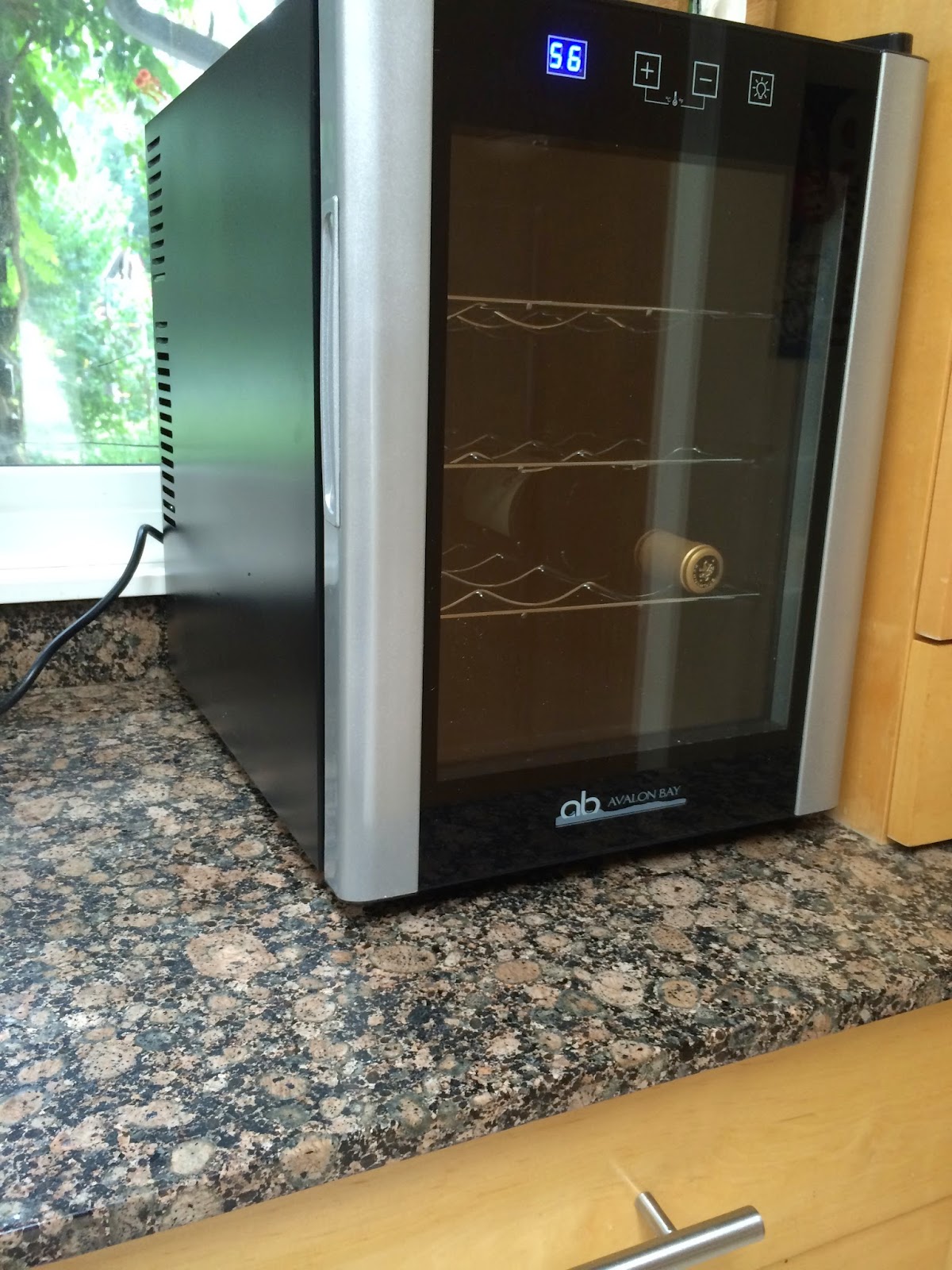 superdumb supervillain: Avalon Bay AB-WINE12S Wine Cooler Review