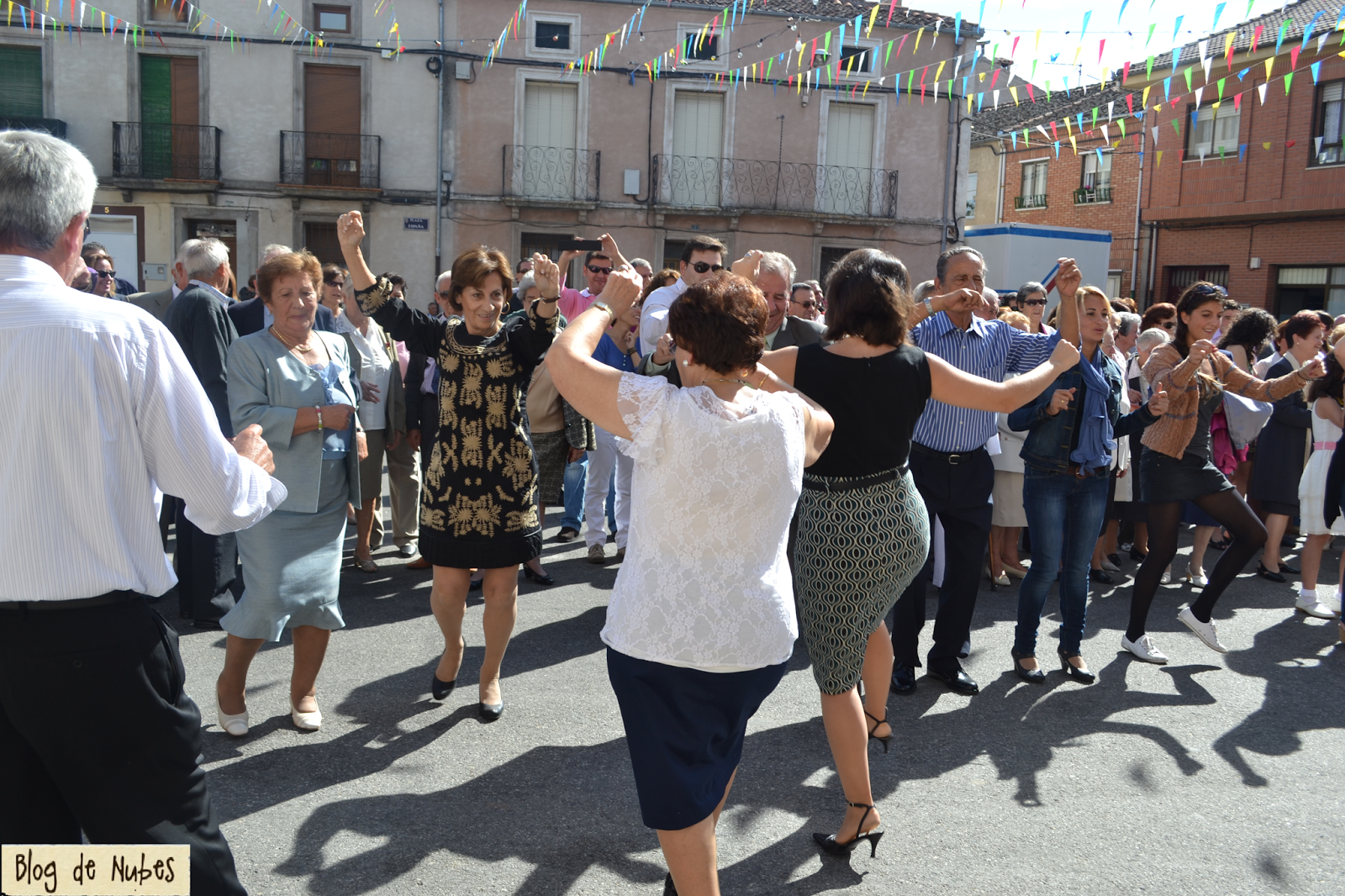 Entre las nubes: Fiesta del pueblo