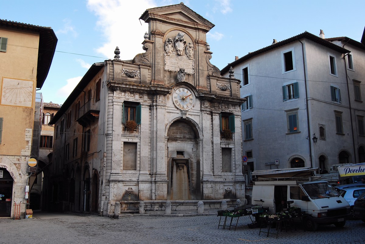 Italie Spolète, autour de sa cathédrale Les routes de tous les voyages