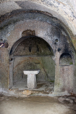 Capillas excavadas en la roca en el monasterio más antiguo de Galicia y uno de los pocos monasterios de España excavado en una roca, monasterio de San Pedro de Roca en la Ribera Sacra