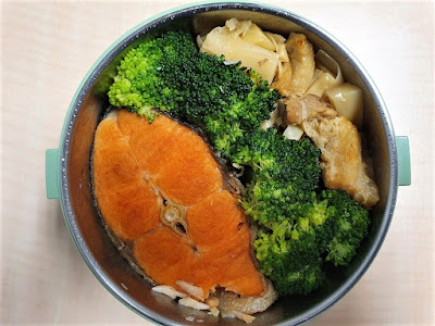 今日午餐：鮭魚、花椰菜、竹筍炒肉，2021.01.18
