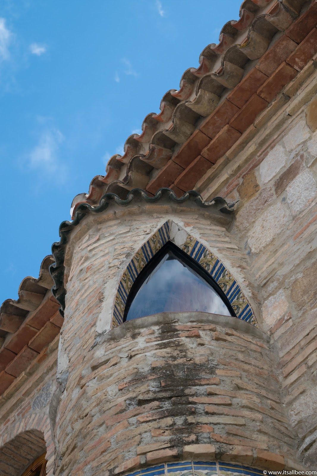 Top 7 Reasons To Visit Andalucia - With easy access to Cordoba, Seville, El Chorro and many beautiful Andalucian towns here are just a few more reasons why you need to explore this region in Spain. Also easily accessible via Malaga airport. Click for more details #traveltip #europe #sunshine #breaks #itsallbee