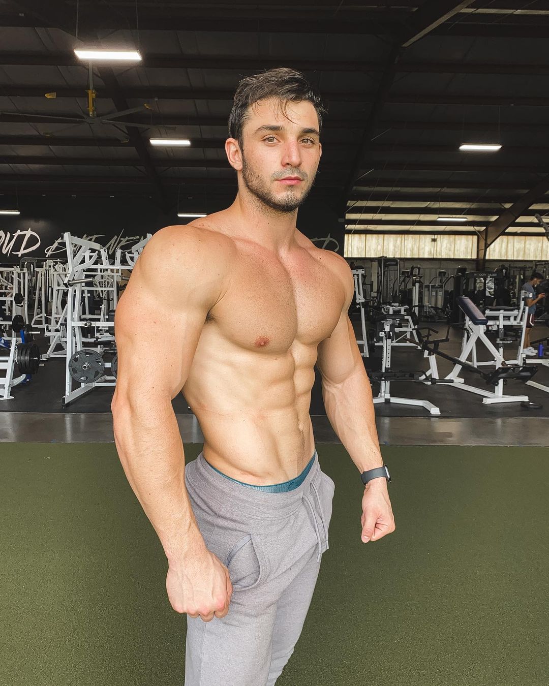 cute-gym-hunks-shirtless-body-justin-howells-wide-shoulders