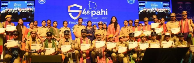 She-Pahi-Anushka-Shetty-with-women-officers