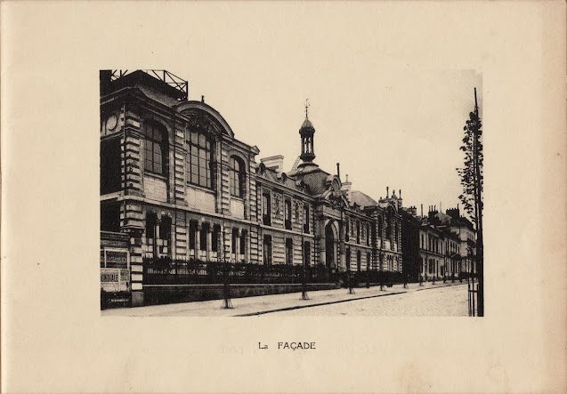 la façade est décorée de briques, de large verrières à l'étage éclairent l'intérieur des bâtiments. Un clocheton surmonte la grande porte centrale.