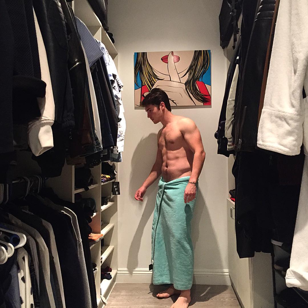 Gregg Sulkin - New Shirtless & Barefoot Twitter Pic.