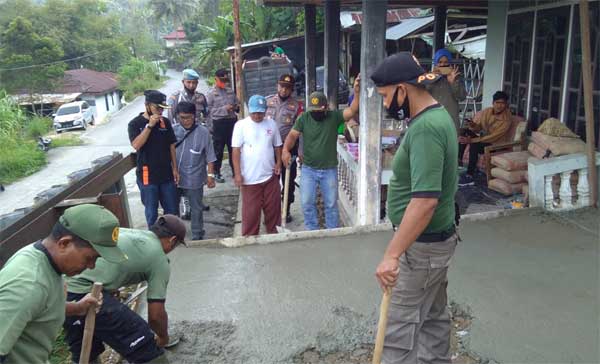 Camat Barangin Goro Bersama Perbaiki Rumah Warga yang Amblas