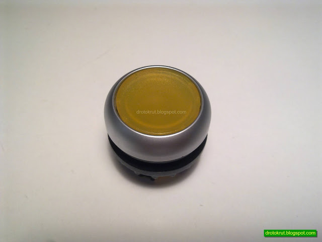 Желтая плоская головка кнопки с подсветкой и фиксацией Eaton M22-DRL-Y серии Moeller RMQ-Titan