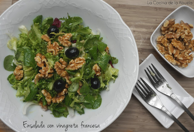 Ensalada con vinagreta francesa y nueces.