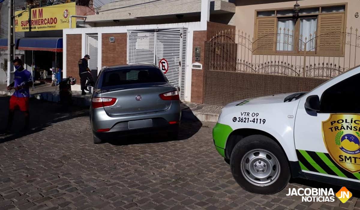 Jacobina: Siena atinge portão e danifica carro estacionado dentro da garagem