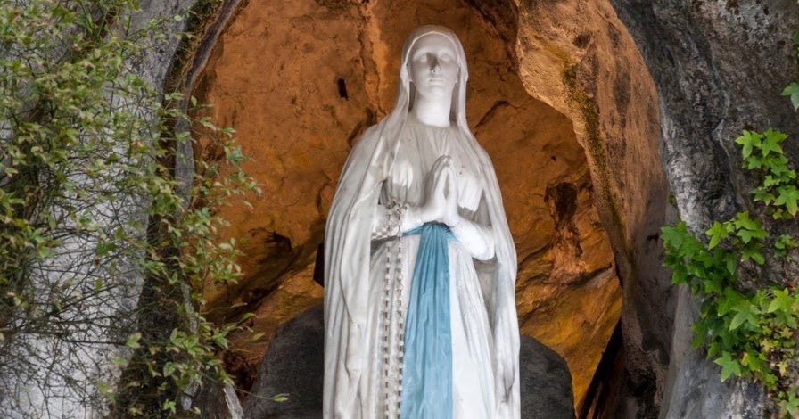 Apparition De La Vierge à Lourdes 2017 Apparitions de la Vierge Marie à Lourdes France