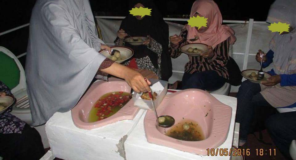 makan di jamban